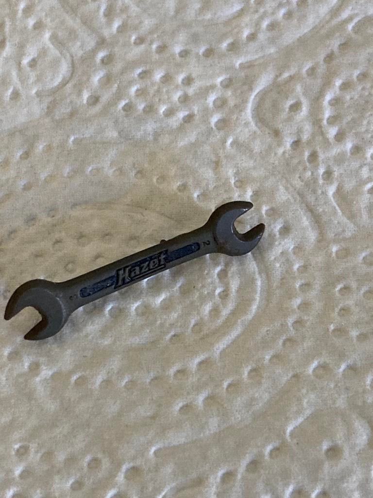 Oude broche steeksleutel, Ophalen of Verzenden, Zo goed als nieuw, Overige kleuren, Overige materialen