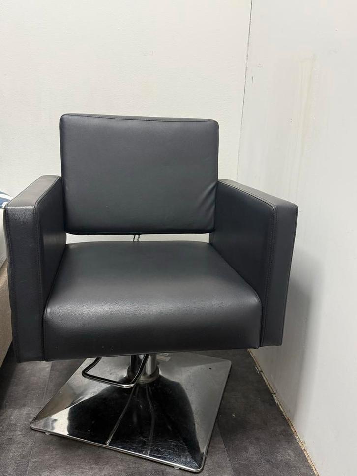 Moderne Zwarte Kappersstoel met Hydraulische Pomp, Huis en Inrichting, Stoelen, Gebruikt, Eén, Kunststof, Zwart, Ophalen