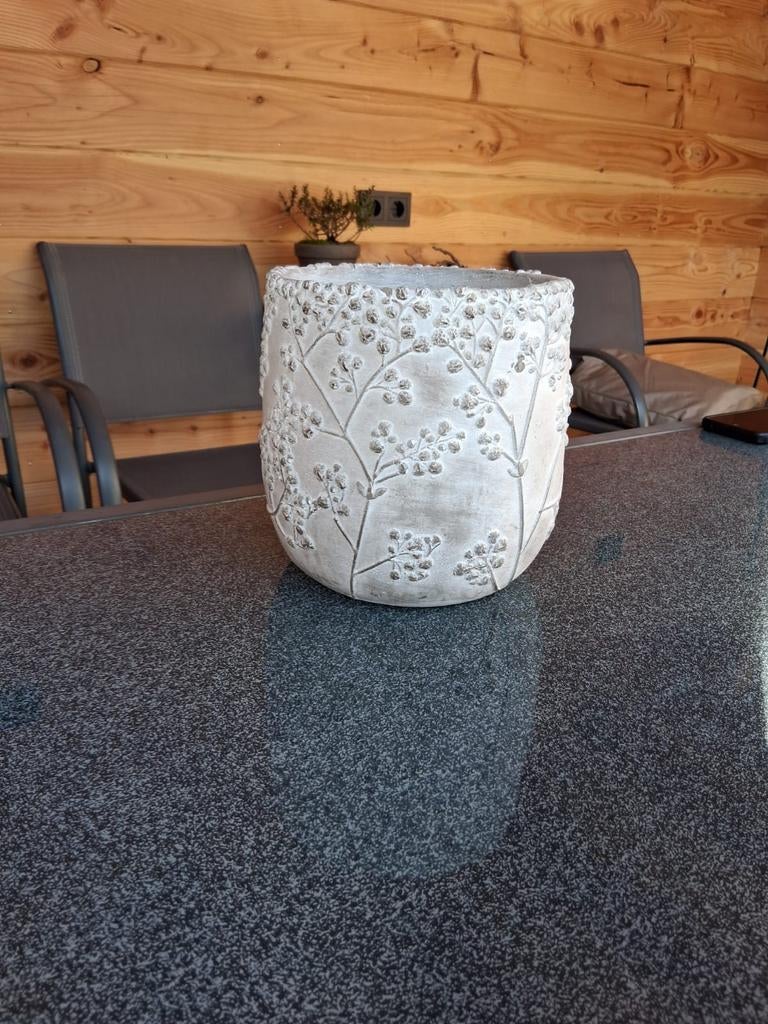 Bloempot licht grijs., Rond, Ophalen of Verzenden, Zo goed als nieuw, Aardewerk