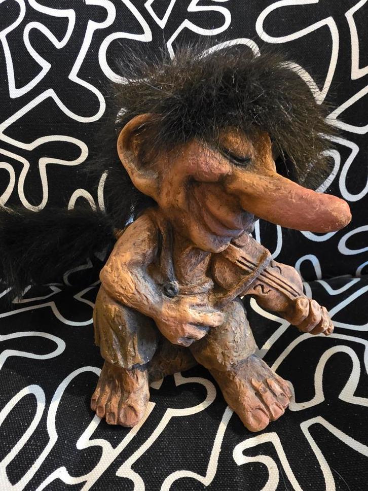 Vintage Noorse Trol met Viool - Handgemaakt in Noorwegen, Verzamelen, Poppetjes en Figuurtjes, Gebruikt, Ophalen of Verzenden
