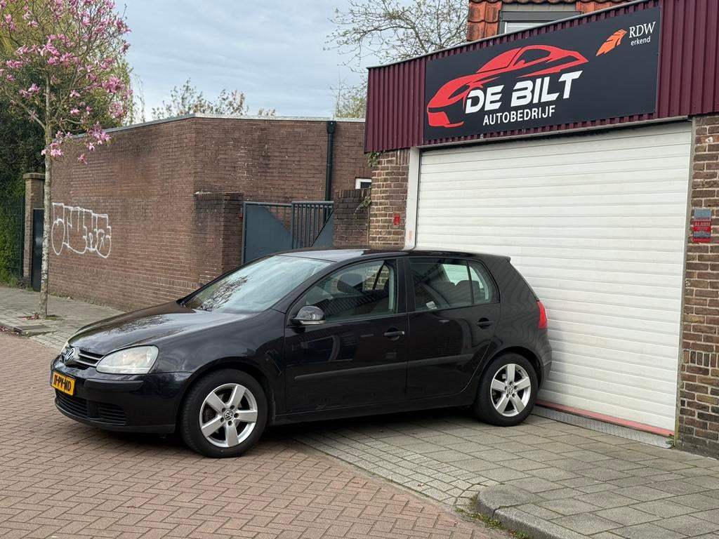 Volkswagen Golf V Trendline 1.6 MPI 5DR AIRCO/RNS/NIEUWE APK, Voorwielaandrijving, Stof, Startonderbreker, 4 cilinders