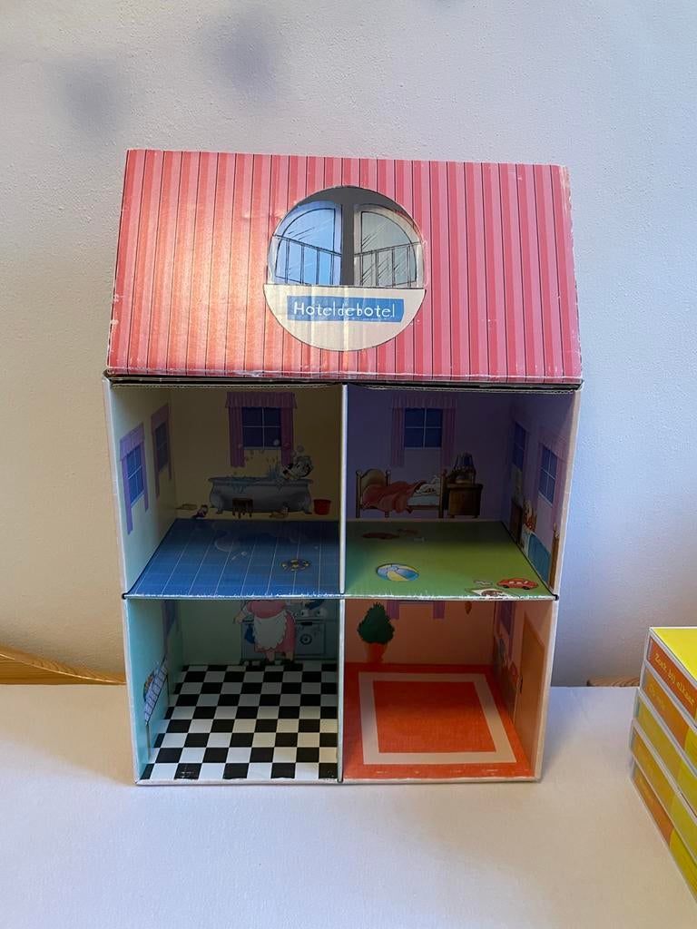 Hotel de Botel poppenhuis met boeken, Ophalen of Verzenden, Gebruikt, Poppenhuis