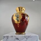 Prachtige rode vaas met gouden decoratie en bloemen, Antiek en Kunst, Ophalen of Verzenden