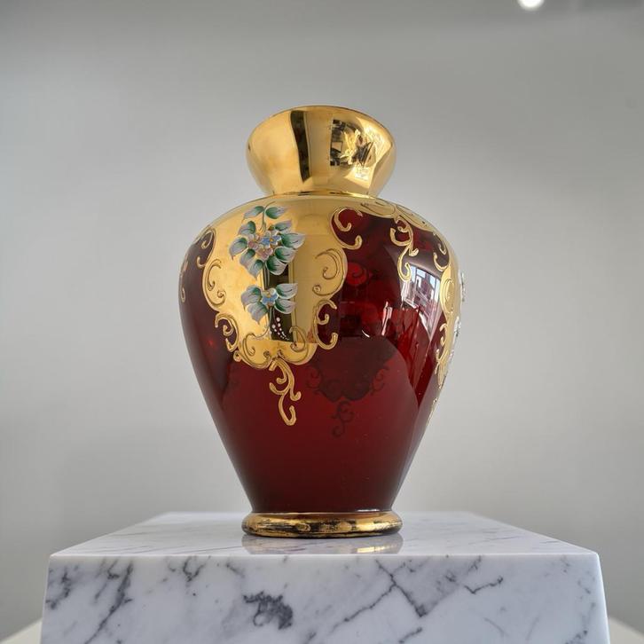 Prachtige rode vaas met gouden decoratie en bloemen, Antiek en Kunst, Antiek | Vazen, Ophalen of Verzenden