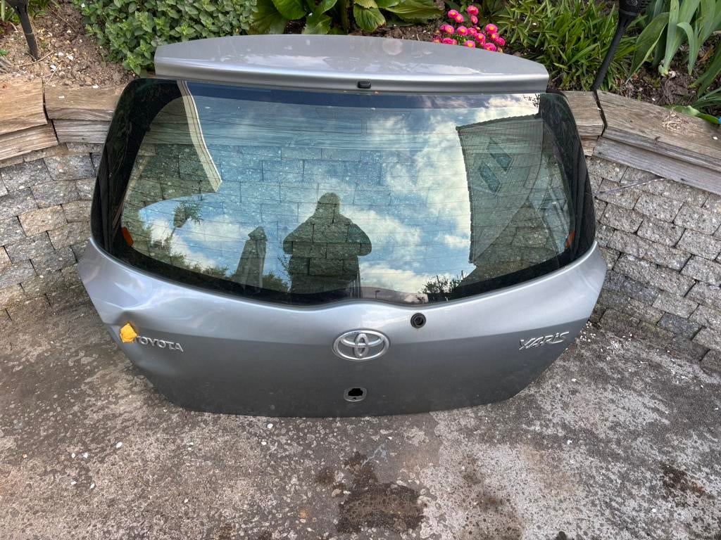 Toyota yaris achterklep, Ophalen, Toyota