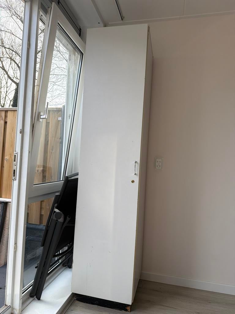 Witte smalle kast met planken, Huis en Inrichting, Kasten | Overige, Ophalen, Gebruikt