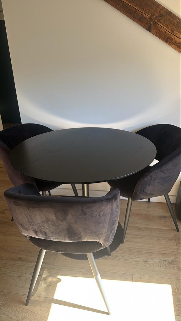 Zwarte eettafel (Jysk) met 3 stoelen (Kwantum), Ophalen, 100 tot 150 cm, Rond, 50 tot 100 cm