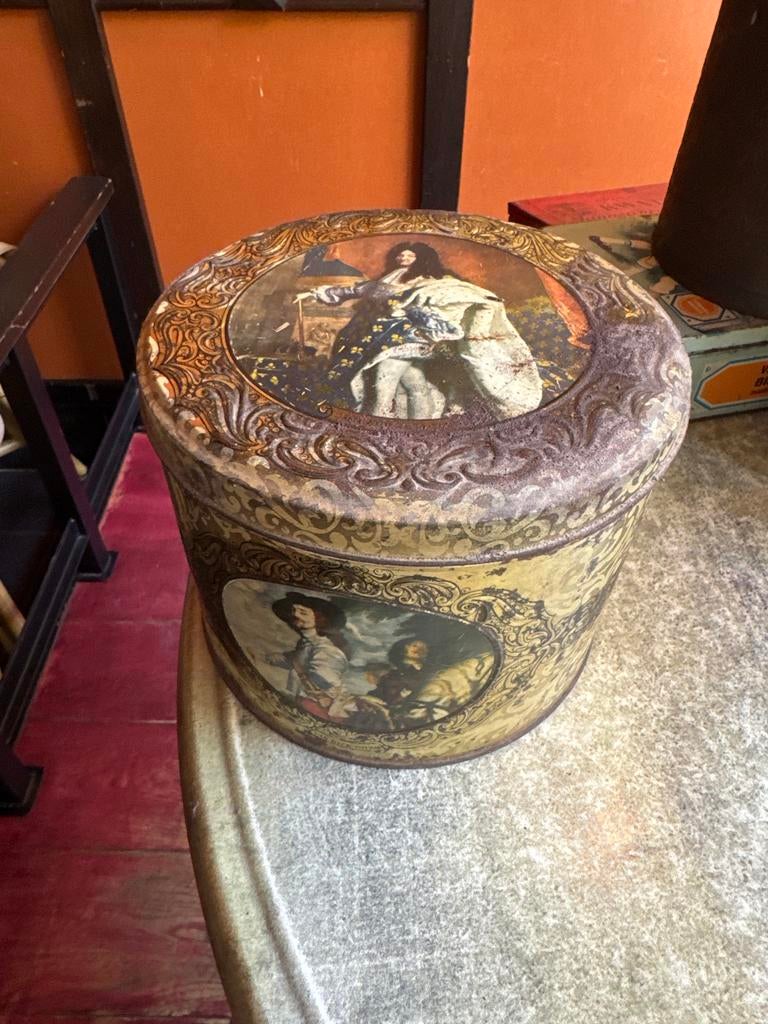 Vintage blikken trommel met klassieke afbeeldingen, Verzamelen, Blikken, Ophalen of Verzenden, Gebruikt, Koek(jes), Overige merken