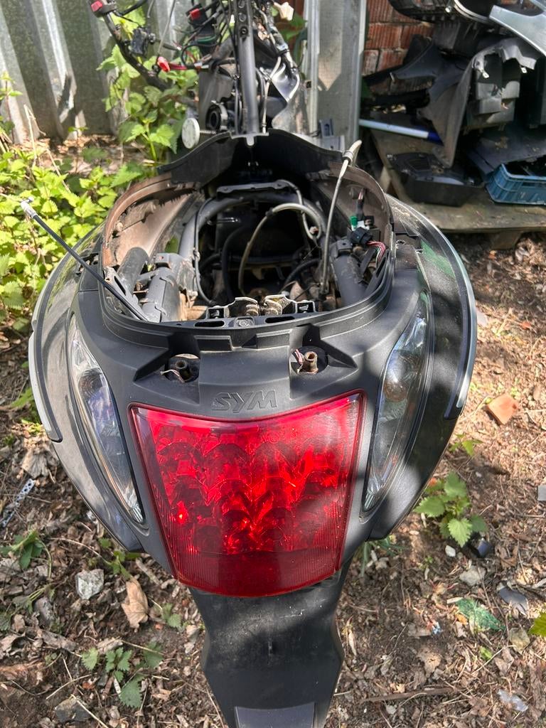 Sym Gts evo 125 cc onderdelen kaders met papieren kappen etc, Ophalen of Verzenden, Gebruikt, Zadel