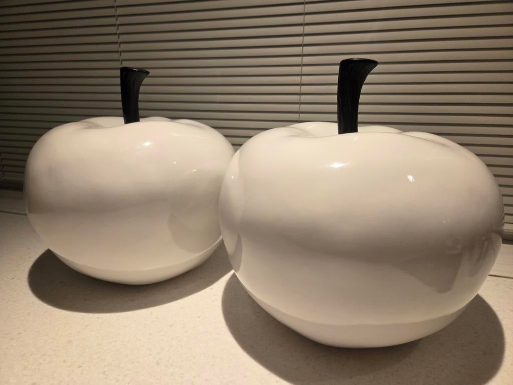 Twee witte decoratie appels, Ophalen