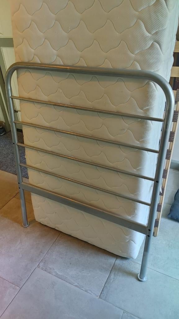 Gratis: stoer jongensbed met lattenbodem en matras, Huis en Inrichting, Ophalen, Gebruikt, Eenpersoons, 80 cm