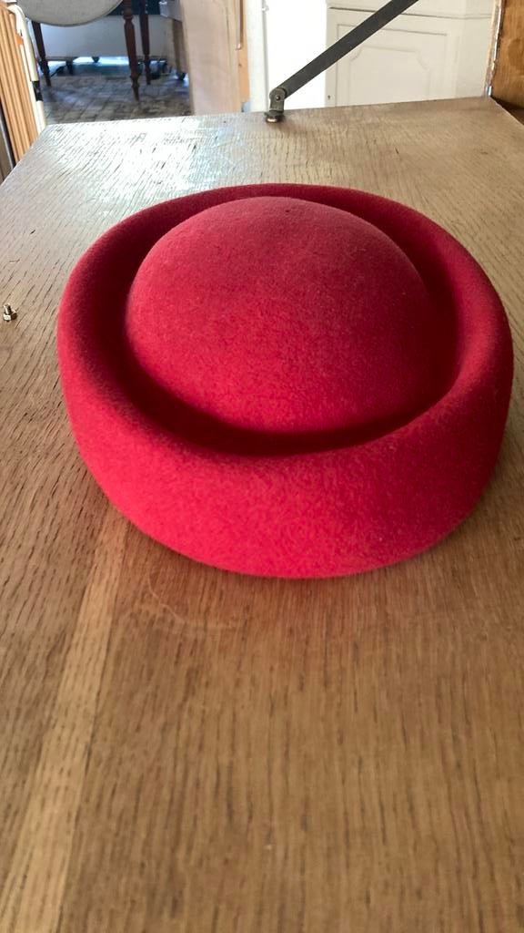 Hoedje wol/vilt maat 58 rood, Ophalen of Verzenden, Gedragen, 58 of 59 cm (L, 7¼ of ⅜ inch), Hoed