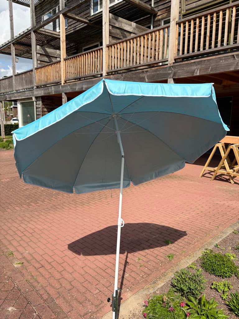 Blauqamarijn parasol met grondpen, Ophalen, Gebruikt, Kantelbaar, 1 tot 2 meter