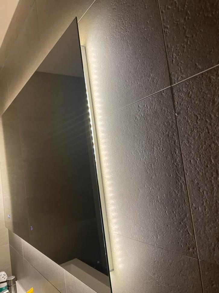 Moderne badkamerspiegel met LED verlichting en klok 120x70, Huis en Inrichting, Badkamer | Badtextiel en Accessoires, Zo goed als nieuw
