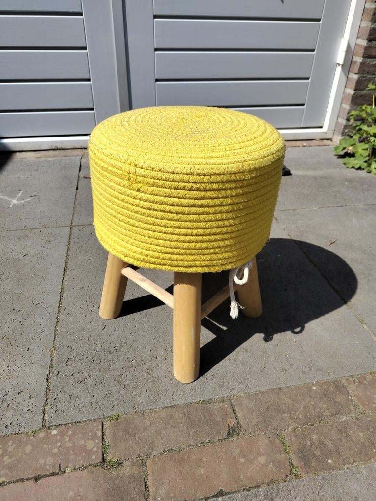 Gele poef met houten poten, Huis en Inrichting, Banken | Voetenbanken en Poefen, Ophalen, Minder dan 50 cm, Gebruikt, Modern, Speels