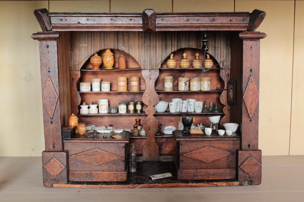 Antiek poppenhuis apotheek 19e eeuw, Antiek en Kunst, Antiek | Speelgoed, Ophalen of Verzenden