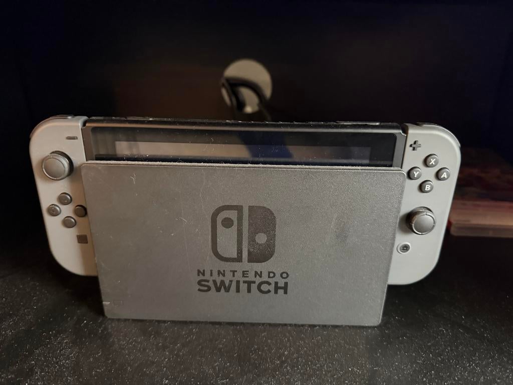Nintendo Switch met dock, Spelcomputers en Games, Spelcomputers | Nintendo Switch, Ophalen, Zo goed als nieuw, Met 2 controllers