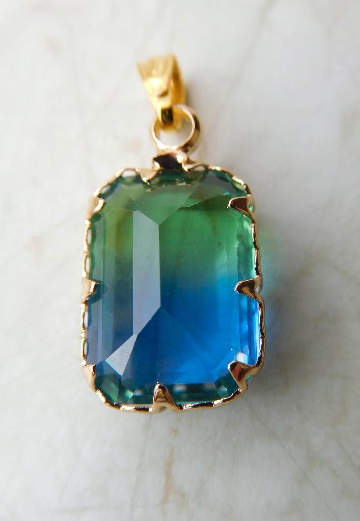 Tweekleurig hangertje (H32520), Sieraden, Tassen en Uiterlijk, Kettinghangers, Nieuw, Overige materialen, Overige kleuren, Ophalen of Verzenden