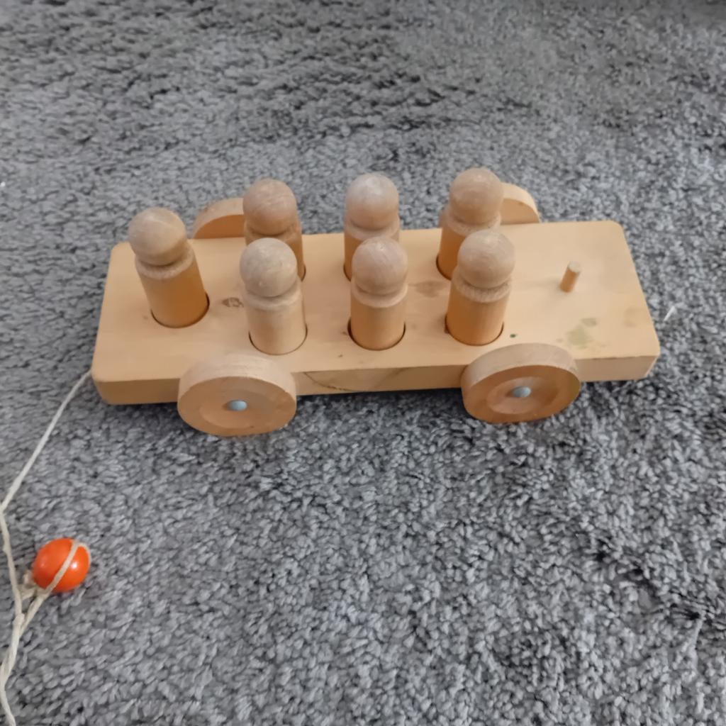 Jukka houten trein met poppetjes - Made in Finland, Kinderen en Baby's, Speelgoed | Houten speelgoed, Verzenden, Gebruikt, Duw- of Trekspeelgoed