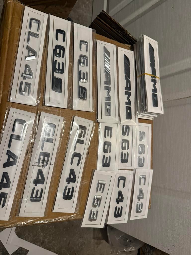 Audi & Mercedes RS AMG Emblemen Zwart/Chrome, Auto diversen, Auto-accessoires, Zo goed als nieuw, Ophalen of Verzenden