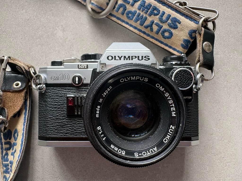 Olympus OM-10 + Zuiko 50mm f/1.8 lens –vintage spiegelreflex, Audio, Tv en Foto, Fotocamera's Analoog, Ophalen of Verzenden, Compact