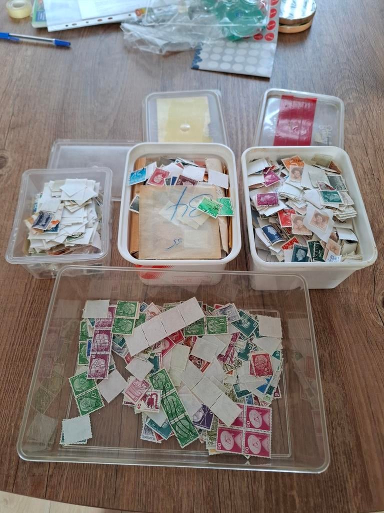 Partij postzegels in bakjes, Ophalen of Verzenden