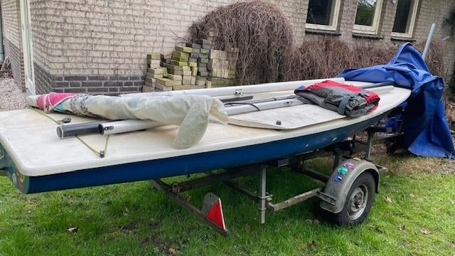 Laser en Trailer, Watersport en Boten, Open zeilboten, Ophalen, Geen motor, Gebruikt, Overige brandstoffen