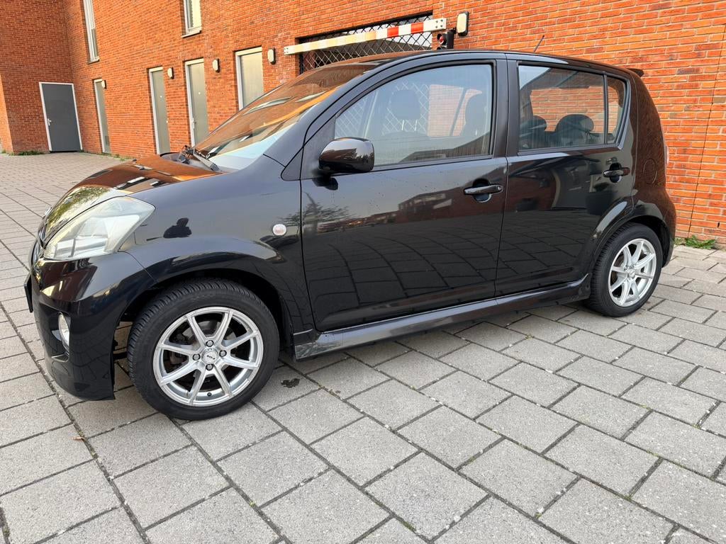 Daihatsu Sirion 2 1.3 2006 Zwart Airco Navi Scherm, Voorwielaandrijving, Stof, 4 cilinders, Zwart