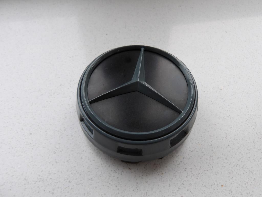 1 Originele Mercedes Embleem / Naafdop Zwart, grijs topstaat, Ophalen of Verzenden, Zo goed als nieuw
