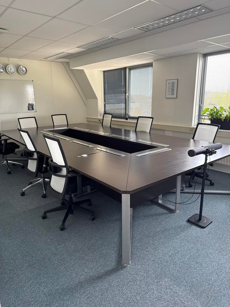 Grote donkerbruine vergadertafel met kabelmanagement, Huis en Inrichting, Bureaus, Gebruikt, Ophalen