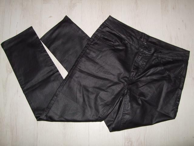 zwarte glanzende jeans maat 42 € 8,00, Kleding | Dames, Spijkerbroeken en Jeans, Ophalen of Verzenden, Zo goed als nieuw, Zwart