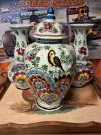 Delfts Polychroom dekselvaas met twee vazen, Antiek en Kunst, Ophalen of Verzenden