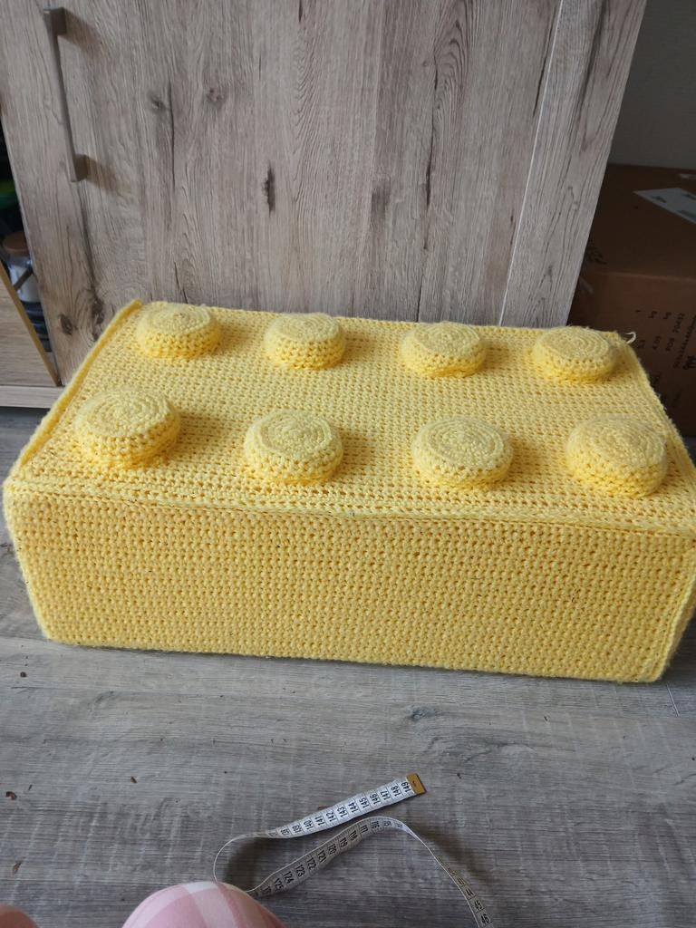Gele zelf gehaakte LEGO poef - 60x35x20 cm, Huis en Inrichting, Banken | Voetenbanken en Poefen, Ophalen, Minder dan 50 cm, 50 tot 75 cm