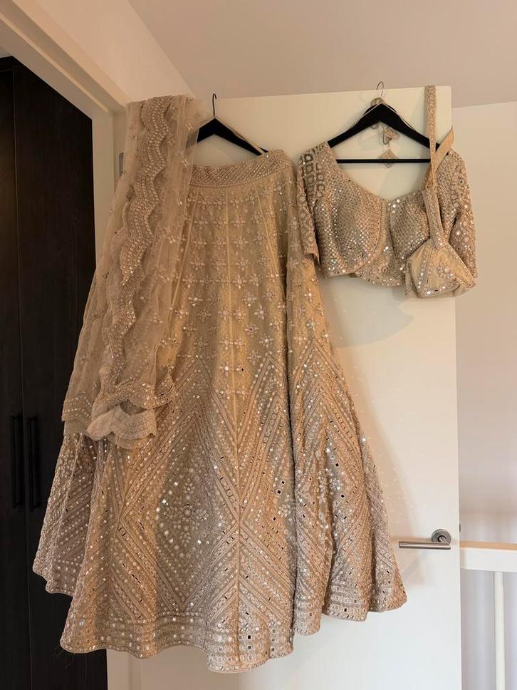 Indiase Designer Bridal Lehenga - Beige met Spiegelwerk, Kleding | Dames, Trouwkleding en Trouwaccessoires, Zo goed als nieuw
