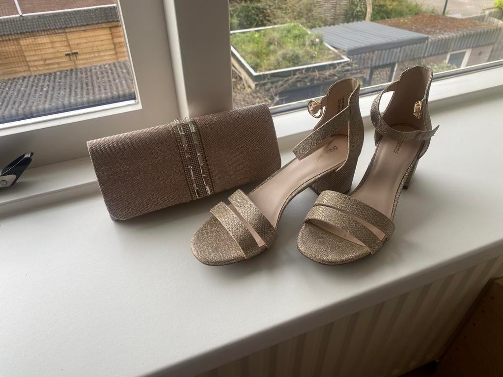Gouden glitter schoenen maat 41 / 42 en clutch, Kleding | Dames, Schoenen, Zo goed als nieuw, Sneakers of Gympen, Ophalen of Verzenden