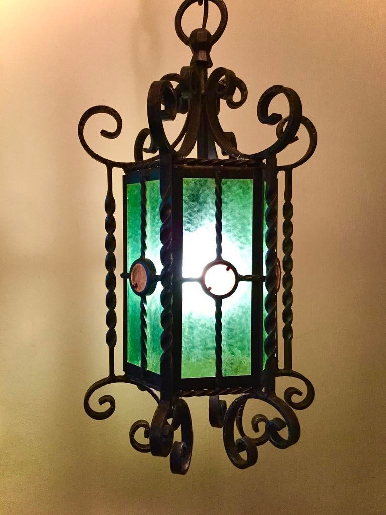 smeedijzeren hal/kasteellamp met gekleurd glas, Ophalen of Verzenden, Zo goed als nieuw, Glas, Minder dan 50 cm