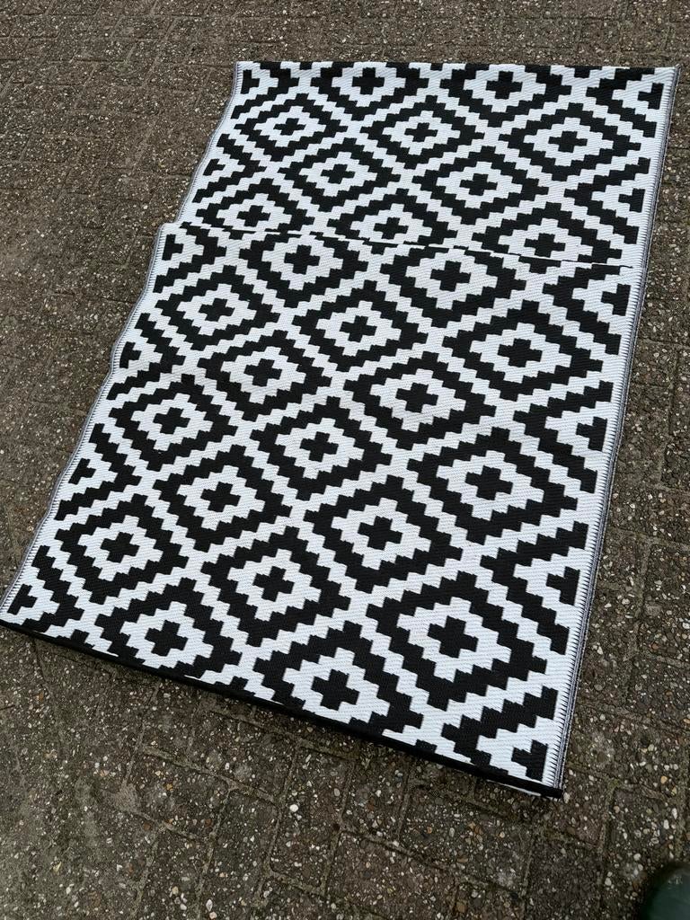 Zwart-wit plastic kleed met geometrisch patroon, Ophalen, Gebruikt, 100 tot 150 cm, Zwart