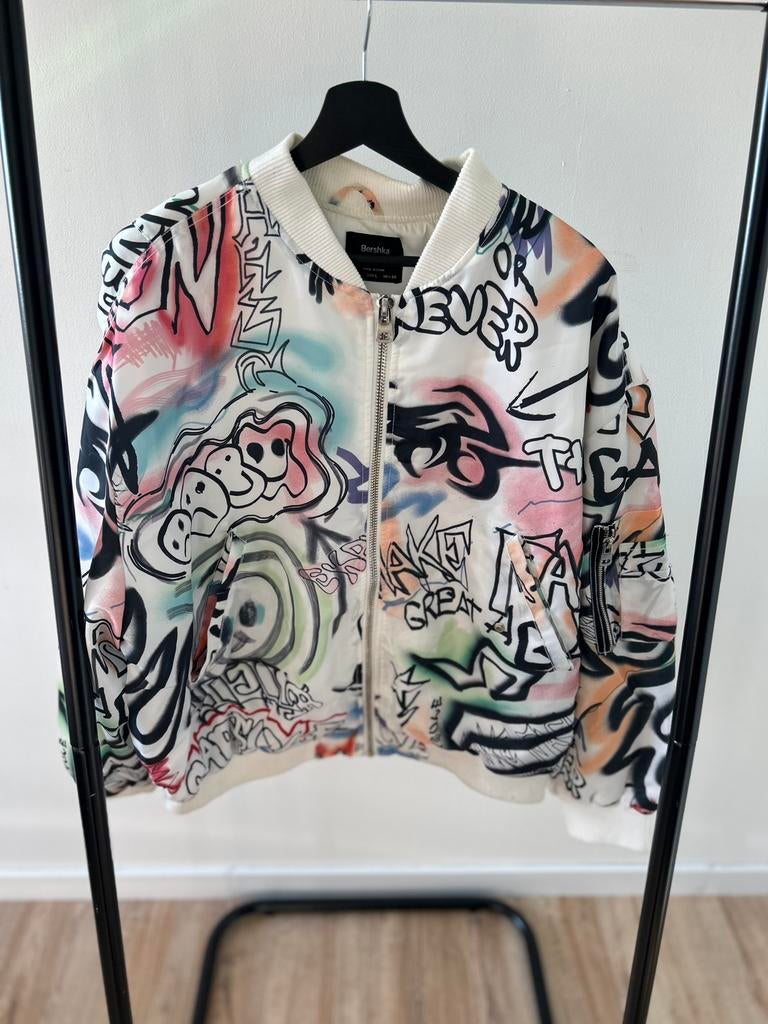 Bershka bomber jacket graffiti print – maat L, Ophalen of Verzenden, Gedragen