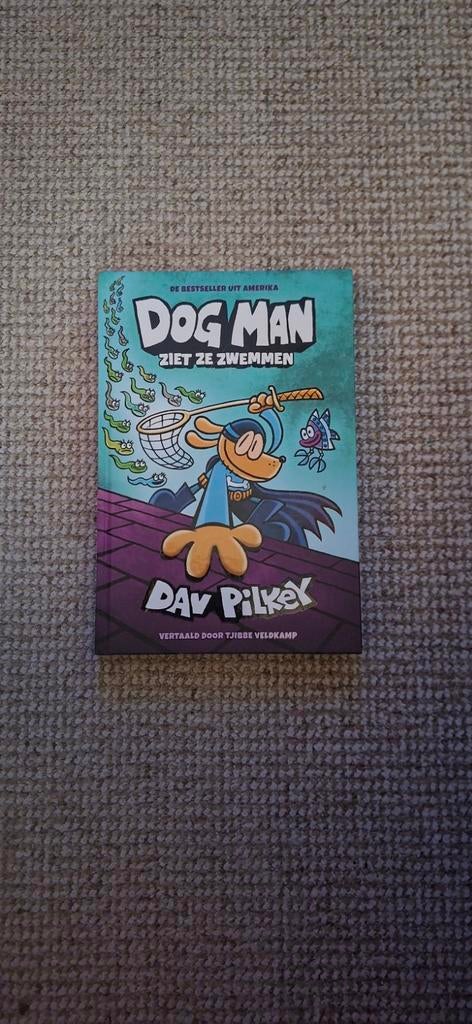 Dog Man: Ziet ze zwemmen - Zo goed als nieuw, Ophalen of Verzenden, Zo goed als nieuw, Dav Pilkey, Fictie algemeen