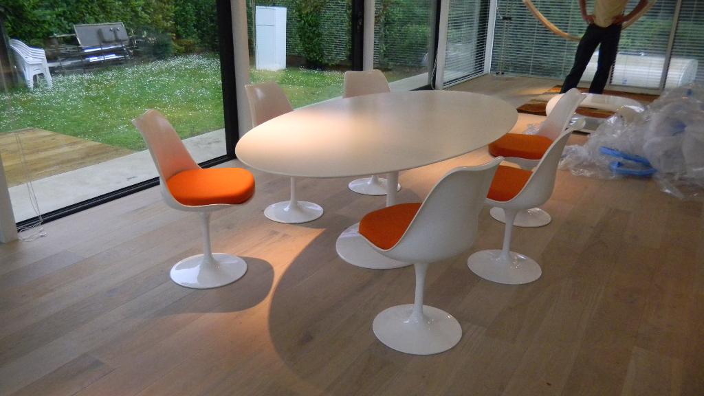 Eero Saarinen, Tafels, Stoelen, Rond, Ovaal, Huis en Inrichting, Tafels | Eettafels, 100 tot 150 cm, Ophalen of Verzenden, Vijf personen of meer