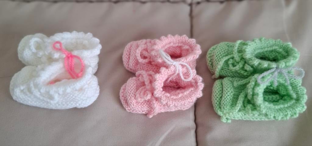 Gebreide babyslofjes 0-3 mnd, Kinderen en Baby's, Babykleding | Schoentjes en Sokjes, Ophalen of Verzenden, Nieuw, Jongetje of Meisje