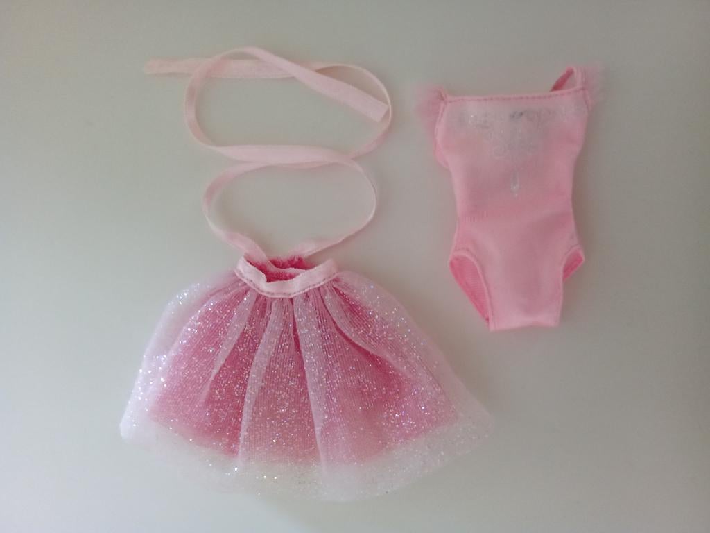 Outfit van Barbie Ballet 2 Looks uit 2002, Verzamelen, Ophalen of Verzenden, Gebruikt, Kleertjes