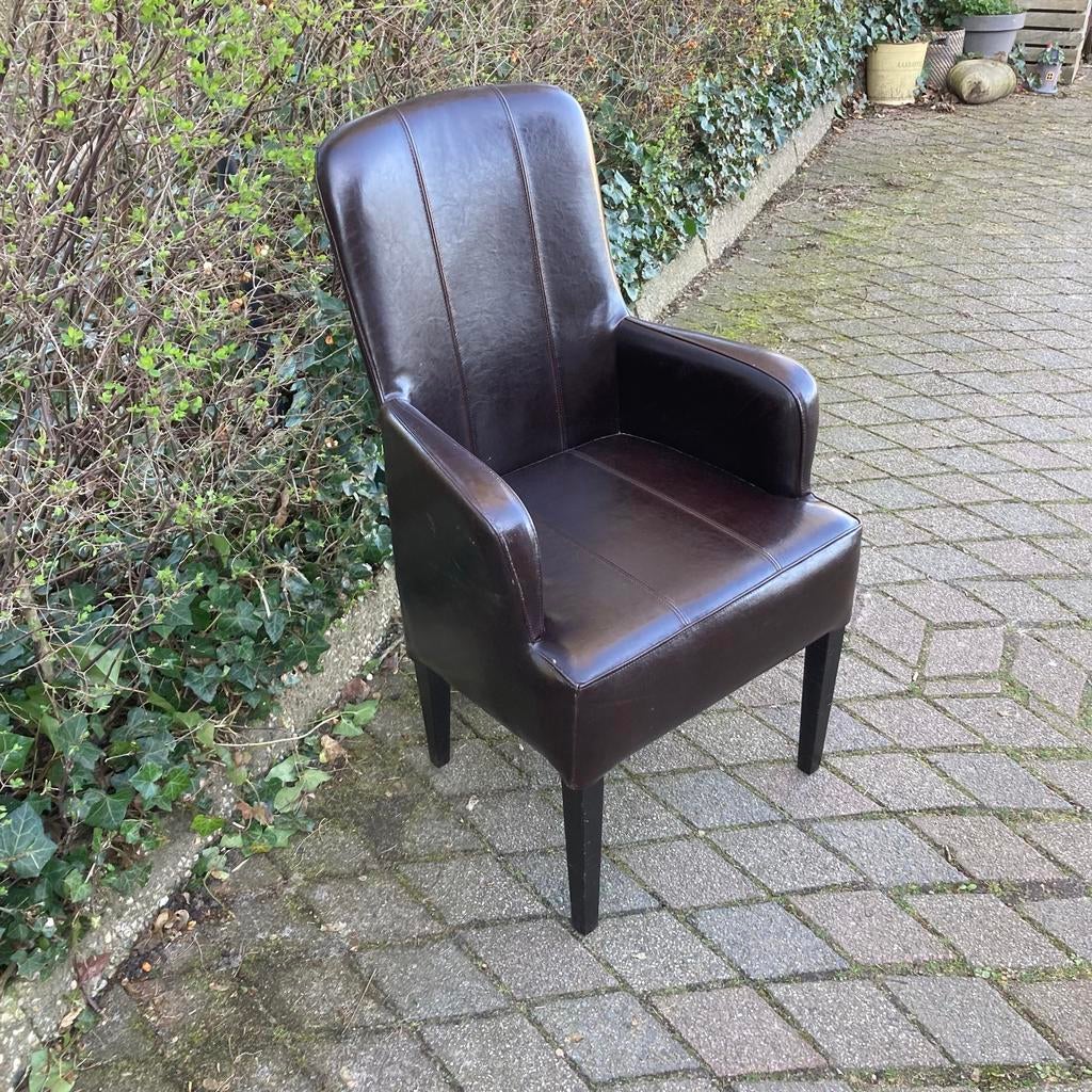 fauteuil-stijl eetkamerstoelen of "Metro Cubed" armstoelen, Ophalen