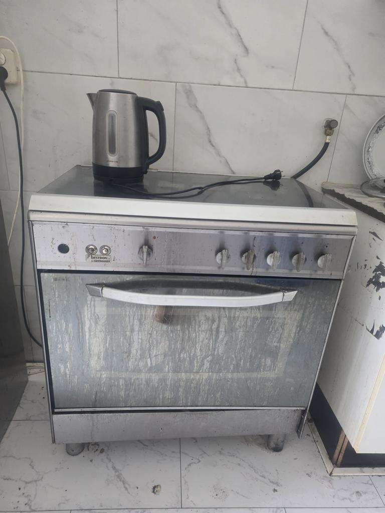 Gasfornuis met oven 5 pit gratis meenemen, Zo goed als nieuw, Gas, Vrijstaand, 85 tot 90 cm