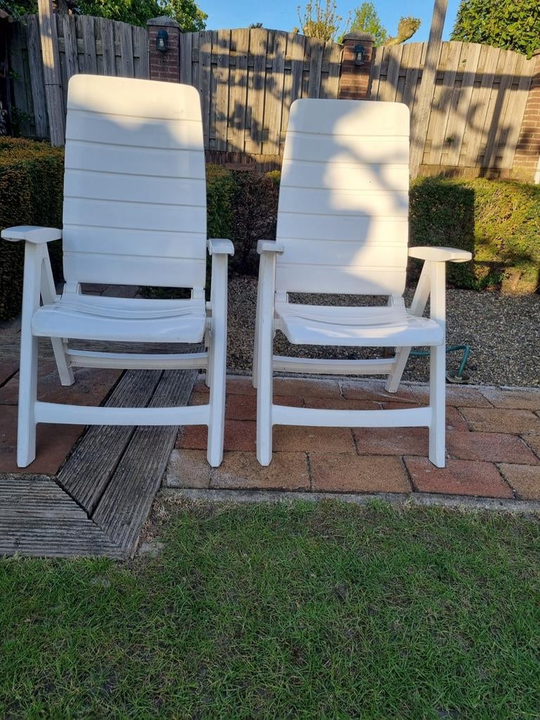 2x Witte Kunststof Tuinstoelen - Verstelbaar, Ophalen, Gebruikt, Kunststof, Verstelbaar