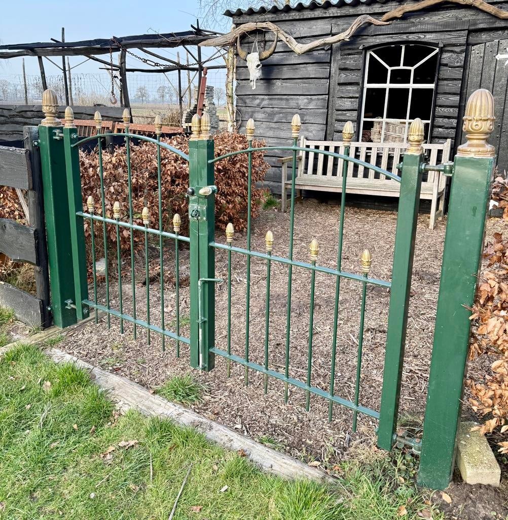 Klassieke smeedijzeren tuinpoort met palen – 220 cm breed, Ophalen of Verzenden, Zo goed als nieuw, IJzer, Sierhekwerk