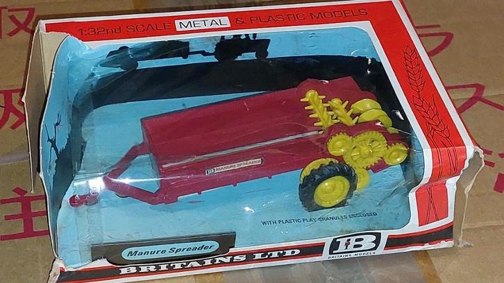 Britains 9540 mestverspreider rode MF Massey Ferguson, Hobby en Vrije tijd, Modelauto's | 1:32, Nieuw, Tractor of Landbouw, Britains