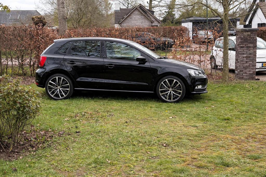 VW Polo zeer zuinig 1op 27 bj 2016 aple carplay, Voorwielaandrijving, Euro 6, 1051 kg, Zwart