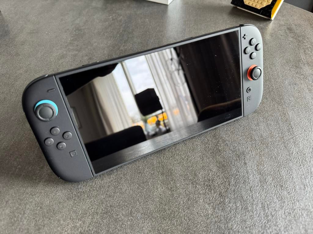 Nintendo Switch 2 Mario Kart World Bundle + Koffertje, Spelcomputers en Games, Ophalen of Verzenden, Zo goed als nieuw, Met 2 controllers