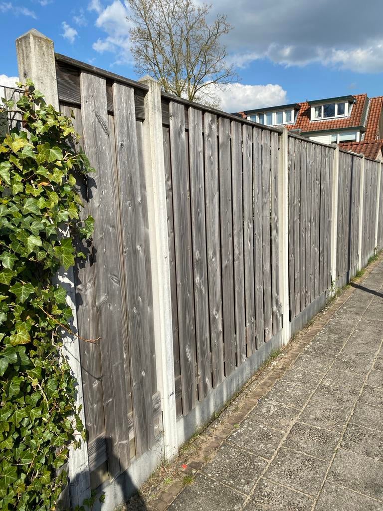 Gebruikte hardhouten schuttingdelen met betonnen palen, Tuin en Terras, Ophalen, 3 tot 6 meter, Hout, 1 tot 2 meter
